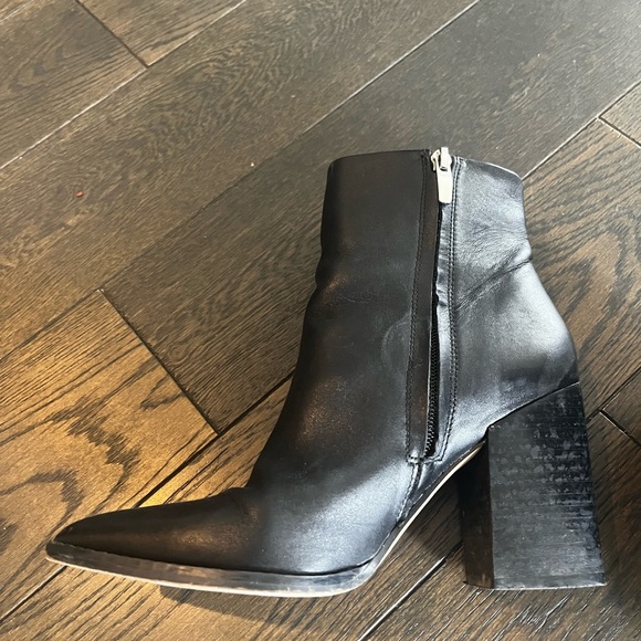 Size 7 black Nine West booties - Picture 2 of 4